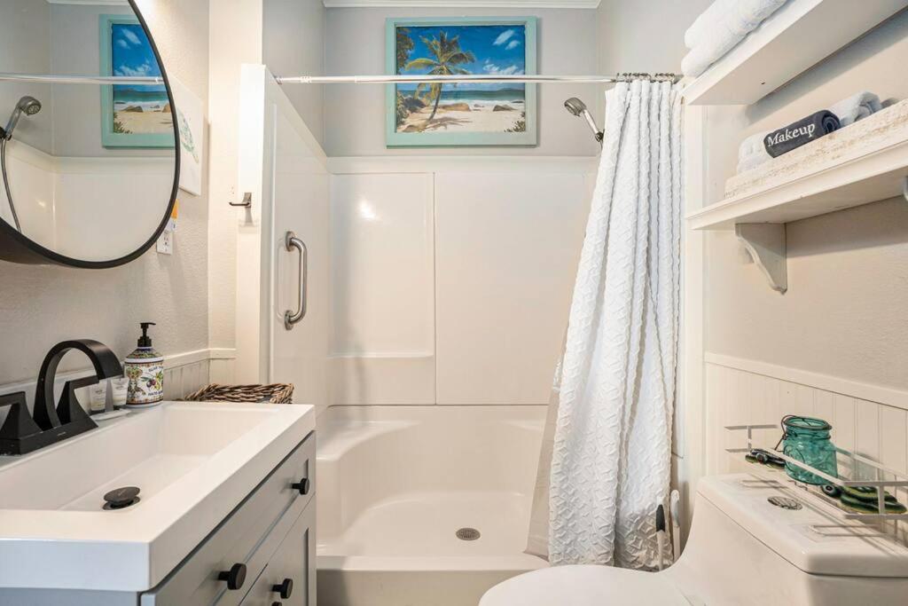 Beachy Bungalow! 2Bd, King Bed Galveston Buitenkant foto