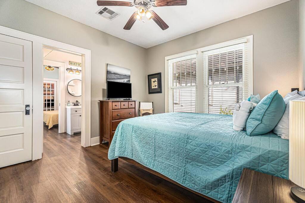 Beachy Bungalow! 2Bd, King Bed Galveston Buitenkant foto