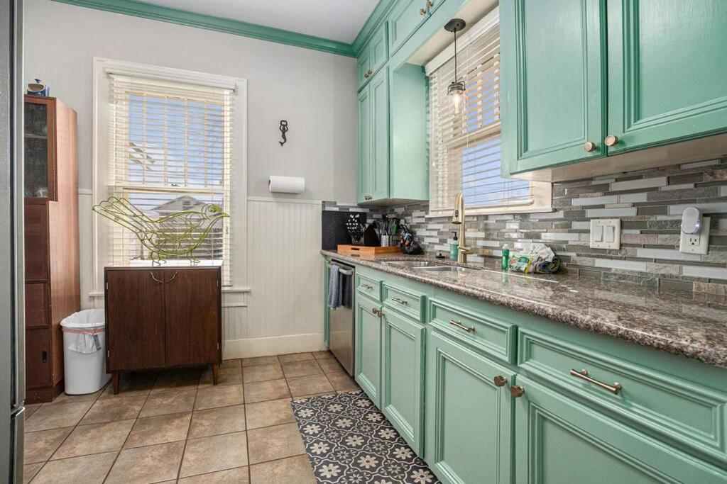 Beachy Bungalow! 2Bd, King Bed Galveston Buitenkant foto