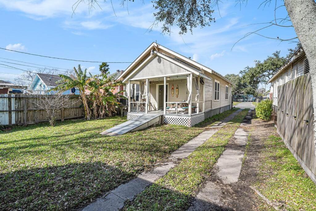 Beachy Bungalow! 2Bd, King Bed Galveston Buitenkant foto