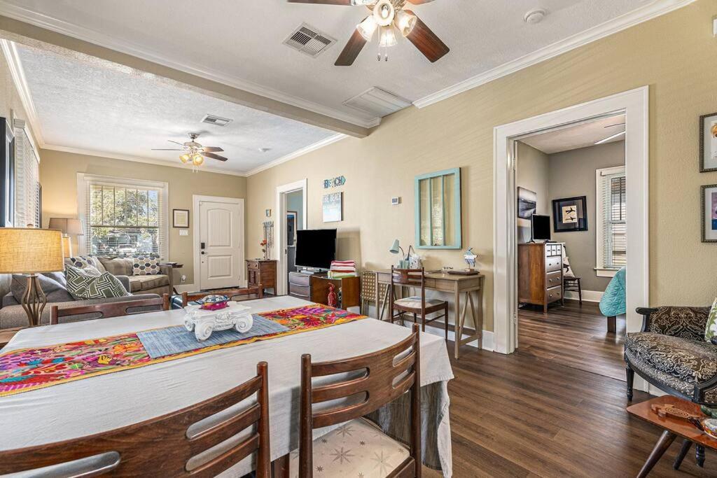 Beachy Bungalow! 2Bd, King Bed Galveston Buitenkant foto