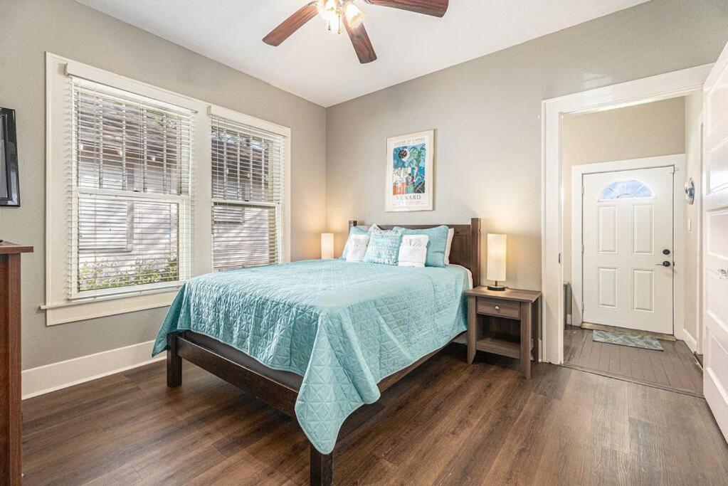 Beachy Bungalow! 2Bd, King Bed Galveston Buitenkant foto