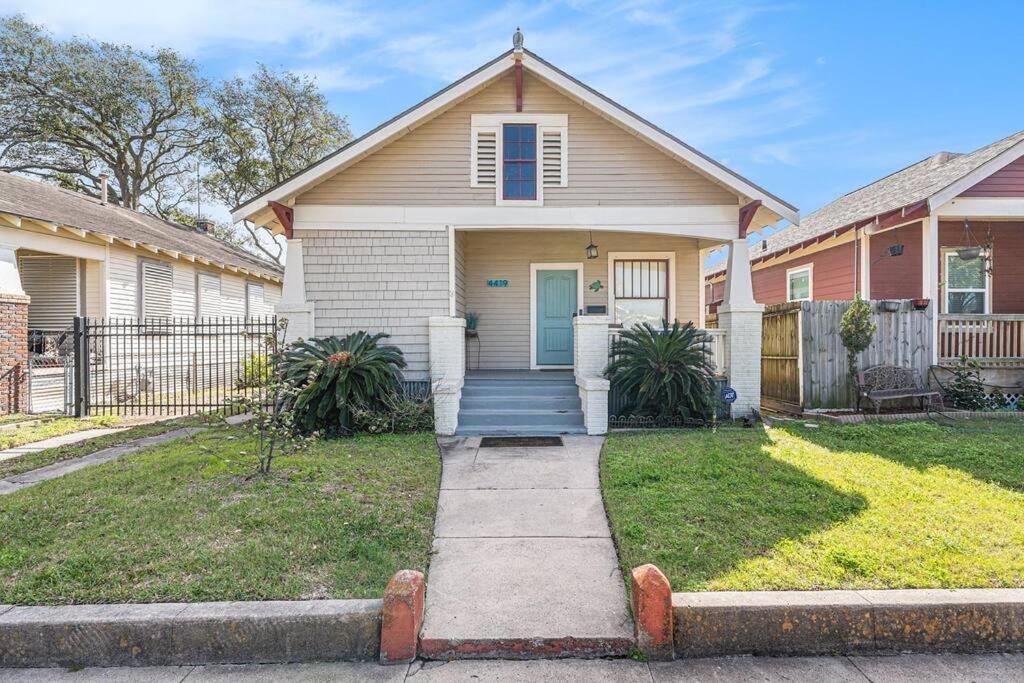 Beachy Bungalow! 2Bd, King Bed Galveston Buitenkant foto