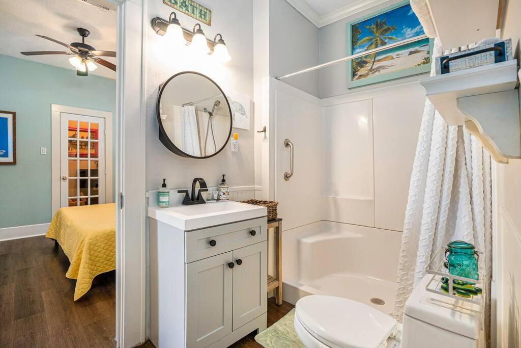 Beachy Bungalow! 2Bd, King Bed Galveston Buitenkant foto