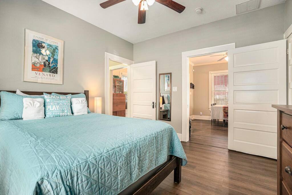 Beachy Bungalow! 2Bd, King Bed Galveston Buitenkant foto