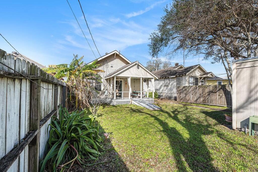 Beachy Bungalow! 2Bd, King Bed Galveston Buitenkant foto