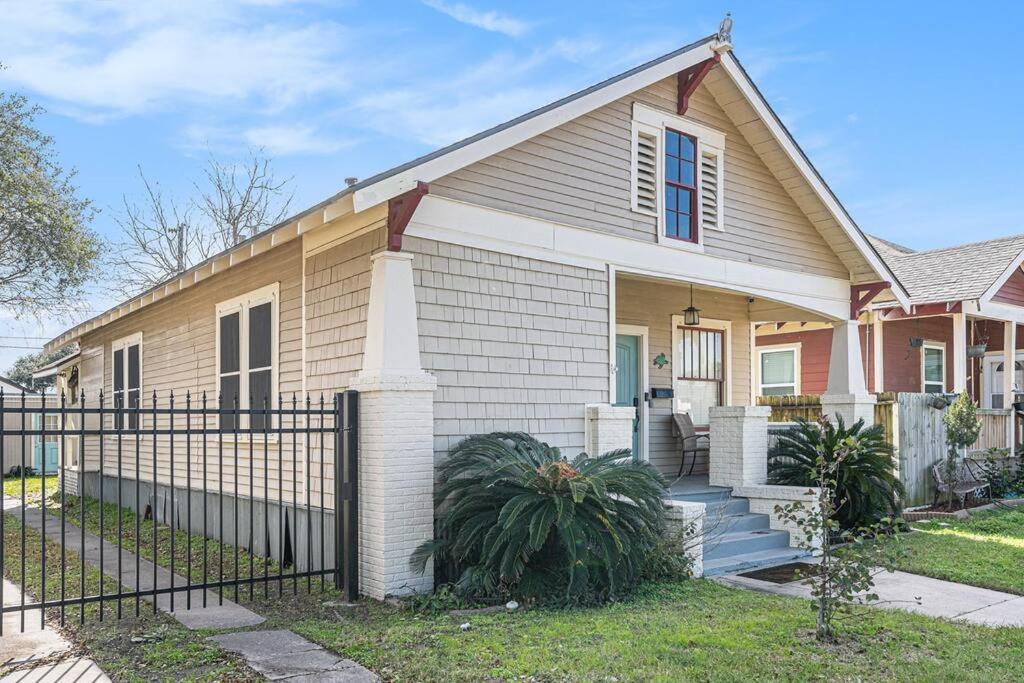 Beachy Bungalow! 2Bd, King Bed Galveston Buitenkant foto