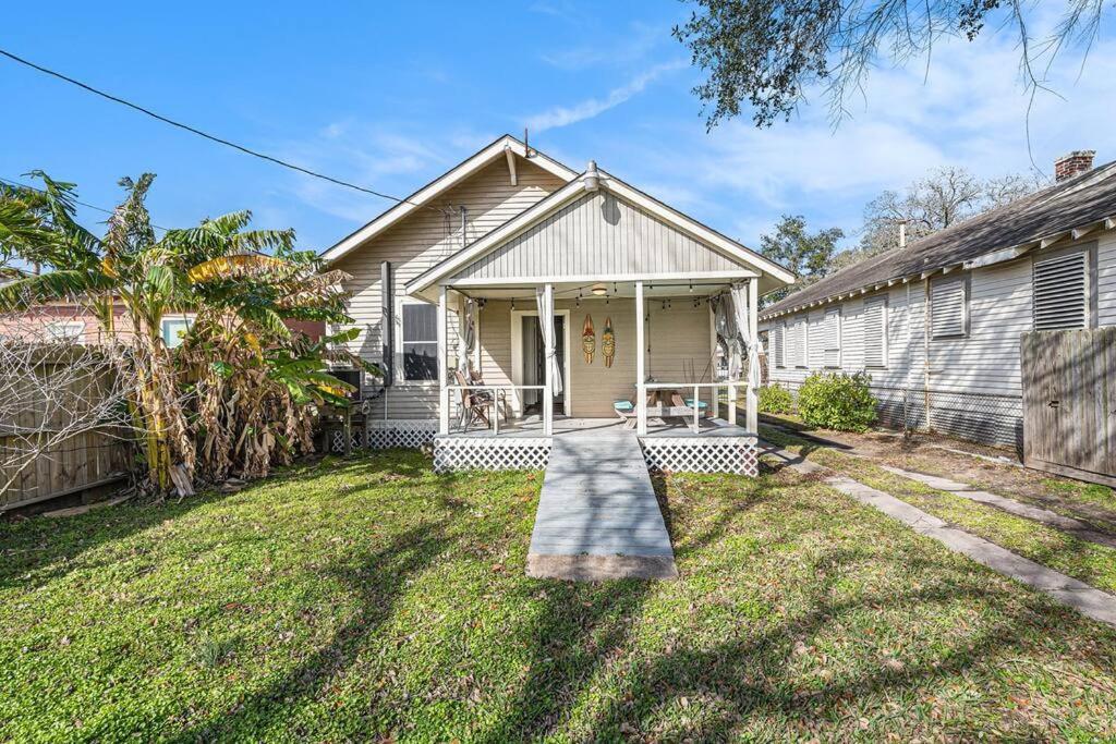 Beachy Bungalow! 2Bd, King Bed Galveston Buitenkant foto